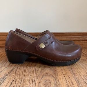 Dansko Solstice Button Strap Clogs sz 39